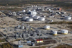 Nhà máy lọc dầu Rosneft ở thị trấn Gubkinsky, Tây Siberia (LB Nga). (Ảnh: AFP/TTXVN)