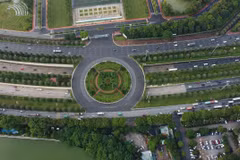 Đại lộ Thăng Long dài 29 km, bắt đầu tại ngã tư giao cắt giữa đường này với đường Phạm Hùng - Khuất Duy Tiến - Trần Duy Hưng nằm trong ranh giới giữa quận Cầu Giấy và quận Nam Từ Liêm. (Ảnh: Huy Hùng - TTXVN)