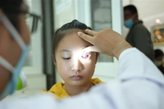 Khám đau mắt đỏ. (Ảnh minh họa: Minh Phú/TTXVN)