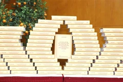 Cuốn sách “Kiên quyết, kiên trì đấu tranh phòng, chống tham nhũng, tiêu cực, góp phần xây dựng Đảng và Nhà nước ta ngày càng trong sạch, vững mạnh” của Tổng Bí thư Nguyễn Phú Trọng. (Ảnh: Phương Hoa/TTXVN)