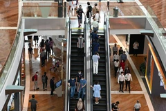 Người dân mua sắm tại trung tâm thương mại ở Singapore. (Ảnh: AFP/ TTXVN)