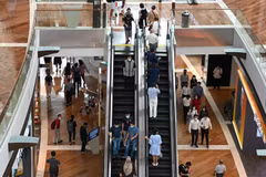 Người dân mua sắm tại trung tâm thương mại ở Singapore. (Ảnh: AFP/ TTXVN)