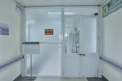 Khu vực điều trị nội trú cho bệnh nhân covid-19 tại bệnh viện Thanh Nhàn. (Ảnh: TTXVN phát)
