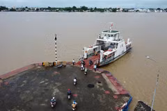 Hành khách đi phà Vàm Cống. (Ảnh: Nhựt An/TTXVN)