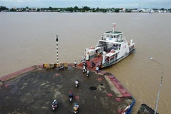 Hành khách đi phà Vàm Cống. (Ảnh: Nhựt An/TTXVN)