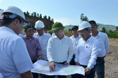 Ủy viên Trung ương Đảng, Bí thư Thành ủy Đà Nẵng Nguyễn Văn Quảng (đội mũ xanh, đứng giữa) kiểm tra thực tế dự án Cụm công nghiệp Cẩm Lệ. (Ảnh: Quốc Dũng/TTXVN)