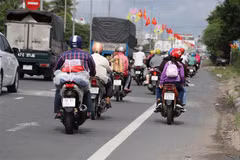 Phương tiện lưu thông trên Quốc lộ 1 về các tỉnh miền Tây. (Ảnh: Minh Trí/TTXVN)