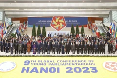 Chủ tịch Quốc hội Vương Đình Huệ, Thường trực Ban Bí thư Trương Thị Mai cùng các đại biểu chụp ảnh chung. (Ảnh: TTXVN)