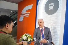 Ông German Maslov, Phó Chủ tịch phụ trách bộ phận tàu và hậu cần của Tập đoàn Vận tải Đường biển FESCO trả lời phỏng vấn của phóng viên TTXVN tại LB Nga. (Ảnh: Lê Quang Vinh/TTXVN)