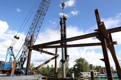 Thi công tuyến Cao tốc Cần Thơ-Cà Mau. (Ảnh: Huy Hùng/TTXVN)