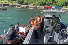 Ba ngư dân đã được lực lượng cán bộ, chiến sĩ Đồn Biên Phòng Thanh Lân cứu hộ thành công. (Ảnh: TTXVN phát)