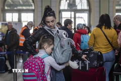 Người dân Ukraine đi sơ tán tránh xung đột tại nhà ga tàu hỏa ở Przemysl, miền đông Ba Lan. (Ảnh: AFP/TTXVN)