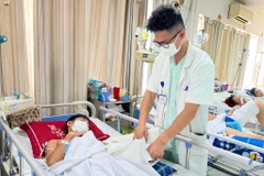 Các bác sỹ tiến hành một ca phẫu thuật. (Ảnh: Minh Quyết/TTXVN)