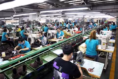 Xưởng sản xuất giày da tại thành phố Thủ Đức. (Ảnh: Hồng Đạt/TTXVN)