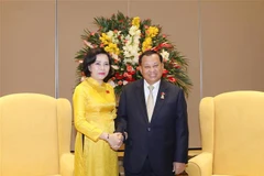 Chủ tịch Hội Hữu nghị Việt Nam-Campuchia Nguyễn Thị Thanh chào xã giao Chủ tịch Thượng viện Vương quốc Campuchia Samdech Say Chhum. (Ảnh: Phương Hoa/TTXVN)