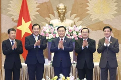 Chủ tịch Quốc hội Vương Đình Huệ với đại biểu. (Ảnh: Doãn Tấn/TTXVN)