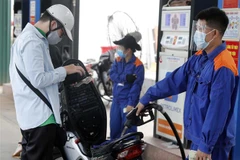Mua bán xăng dầu tại cửa hàng kinh doanh xăng dầu thuộc Tập đoàn xăng dầu Việt Nam (Petrolimex). (Ảnh: Trần Việt/TTXVN)