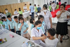 Tiêm vaccine phòng COVID-19 cho trẻ em tại trường Tiểu học Ngô Sỹ Liên, thành phố Bắc Giang (Bắc Giang). (Ảnh: Danh Lam/TTXVN)