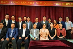 Đoàn UBND thành phố Cần Thơ chụp ảnh lưu niệm với các cán bộ Đại sứ quán Việt Nam tại Malaysia. (Ảnh: Hằng Linh/TTXVN)