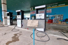 Một cửa hàng kinh doanh xăng dầu tại thành phố Phan Rang-Tháp Chàm treo bảng thông báo hết xăng. (Ảnh: Nguyễn Thành/TTXVN)