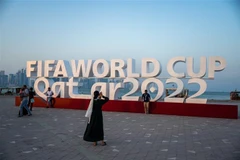Du khách chụp ảnh tại Doha, Qatar. (Ảnh: AFP/TTXVN)