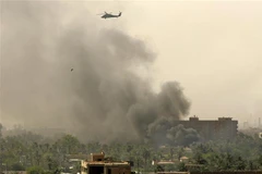 Khói bốc lên tại khu vực Vùng Xanh ở thủ đô Baghdad (Iraq) sau loạt vụ tấn công bằng súng cối thàng 9/2022. (Ảnh: AFP/TTXVN)