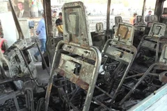 Một chiếc xe buýt chở các quân nhân Syria bị phá hủy trong vụ đánh bom ở Damascus, ngày 20/10/2021. (Ảnh: AFP/TTXVN)