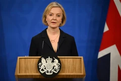 Thủ tướng Anh Liz Truss phát biểu họp báo ở London ngày 14/10. (Ảnh: AFP/TTXVN)