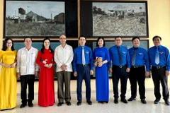 Đoàn đại biểu cấp cao thanh niên Việt Nam chụp ảnh lưu niệm với Trưởng ban Tư tưởng Trung ương Đảng Cộng sản Cuba. (Nguồn: thanhnien.vn)