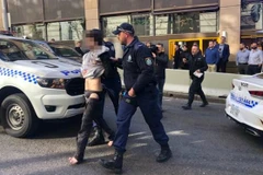 Cảnh sát bắt giữ đối tượng. (Nguồn: theguardian.com)