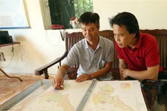 Cán bộ Trạm địa chấn Điện Biên xác định tọa độ xảy ra trận động đất. (Ảnh: Phan Tuấn Anh/TTXVN)