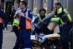 Chuyển người bị thương đi cấp cứu. (Nguồn: AAP)