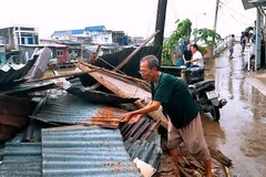 Dông, lốc tiếp tục khiến hàng chục ngôi nhà tại xã Tắc Vân bị sập và tốc mái. (Ảnh: Huỳnh Thế Anh/TTXVN)