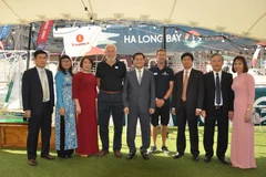 Phó Chủ tịch UBND tỉnh Quảng Ninh Bùi Văn Khắng (giữa) và các lãnh đạo tỉnh Quảng Ninh chụp ảnh lưu niệm với Chủ tịch của công ty Clipper Venture Sir Robin Knox-Johnston và thuyền trưởng tàu Ha Long bay-Viet Nam Joshua Haydn Stickland. (Ảnh: Đình Thư/Viet
