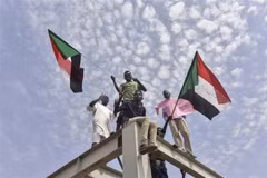Người dân Sudan vui mừng sau lễ ký Tuyên bố Hiến pháp. (Ảnh: THX/TTXVN)