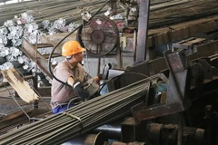 Một dây chuyền cân thép cán mới ra lò. (Ảnh: Hoàng Nguyên/TTXVN)