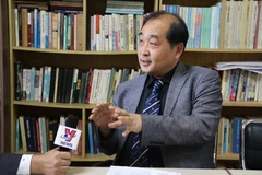 Giáo sư quan hệ quốc tế Lee Woong-Hyeon. (Ảnh: Hữu Tuyên/Vietnam+)