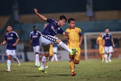 Pha phá bóng ngay trong chân cầu thủ Thanh Hóa FC của hậu vệ Duy Mạnh. (Ảnh: Trọng Đạt/TTXVN)