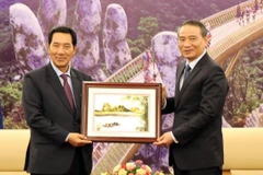 Bí thư Thành ủy Đà Nẵng Trương Quang Nghĩa tặng quà Phó Chủ tịch Quốc hội Lào Bounpone Bouttanavong. (Ảnh: Nguyễn Sơn/TTXVN)