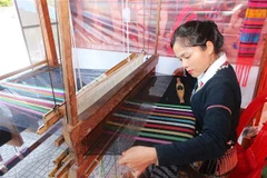 Dệt thổ cẩm của dân tộc Vân Kiểu, tỉnh Quảng Trị. (Ảnh: Hồ Cầu/TTXVN)