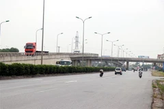 Nút giao lập thể tại điểm giao cắt giữa đường sắt Hà Nội-Hải Phòng, Quốc lộ 5 và đường 390. (Ảnh: Mạnh Tú/TTXVN)