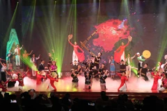 Tiết mục biểu diễn nghệ thuật với chủ đề Tây Bắc vòng xòe mùa Xuân. (Ảnh: Hữu Quyết/TTXVN)