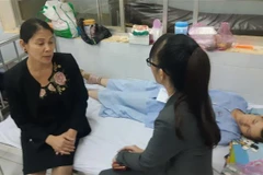 Đại diện chính quyền địa phương thẳm hỏi động viên gia đình sản phụ Yến. (Ảnh: Đậu Tất Thành/TTXVN)