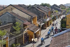 Khách du lịch trong và ngoài nước tham quan phố cổ Hội An. (Ảnh: TTXVN)