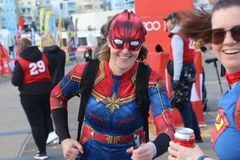 Các vận động viên trong các bộ trang phục sặc sỡ, lạ mắt và vui nhộn. (Ảnh: Nguyễn Minh/Vietnam+)