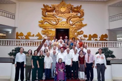 Thủ tướng Nguyễn Xuân Phúc gặp mặt thân mật các cán bộ trực tiếp phục vụ, bảo vệ Bác Hồ. (Ảnh: Thống Nhất/TTXVN)