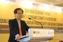 Ông Tan Khee Giap, Chủ tịch Ủy ban hợp tác kinh tế châu Á-Thái Bình Dương của Singapore, phát biểu khai mạc diễn đàn. (Ảnh: Xuân Vịnh/TTXVN)