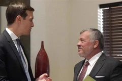 Cố vấn Nhà Trắng Jared Kushner (trái) hội kiến Quốc vương Jordan Abdullah II tại Amman. (Ảnh: AFP/TTXVN)