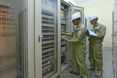 Kiểm tra thông số kỹ thuật hệ thống thông tin trạm biến áp 500kV Thạnh Mỹ. (Ảnh: Ngọc Hà/TTXVN)