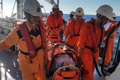 Chuyển nạn nhân lên tàu SAR 412 để cấp cứu đưa về bờ. Ảnh minh họa. (Ảnh: TTXVN phát)